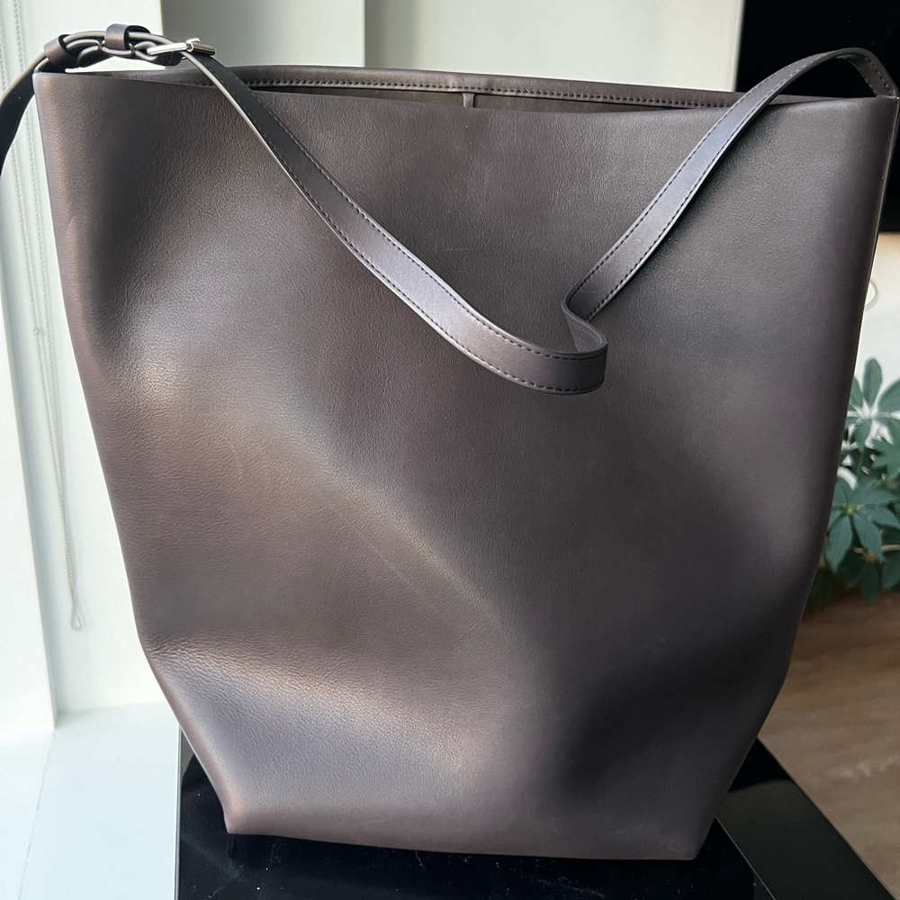 The row LARGE N/S PARK TOTE BELT BROWN